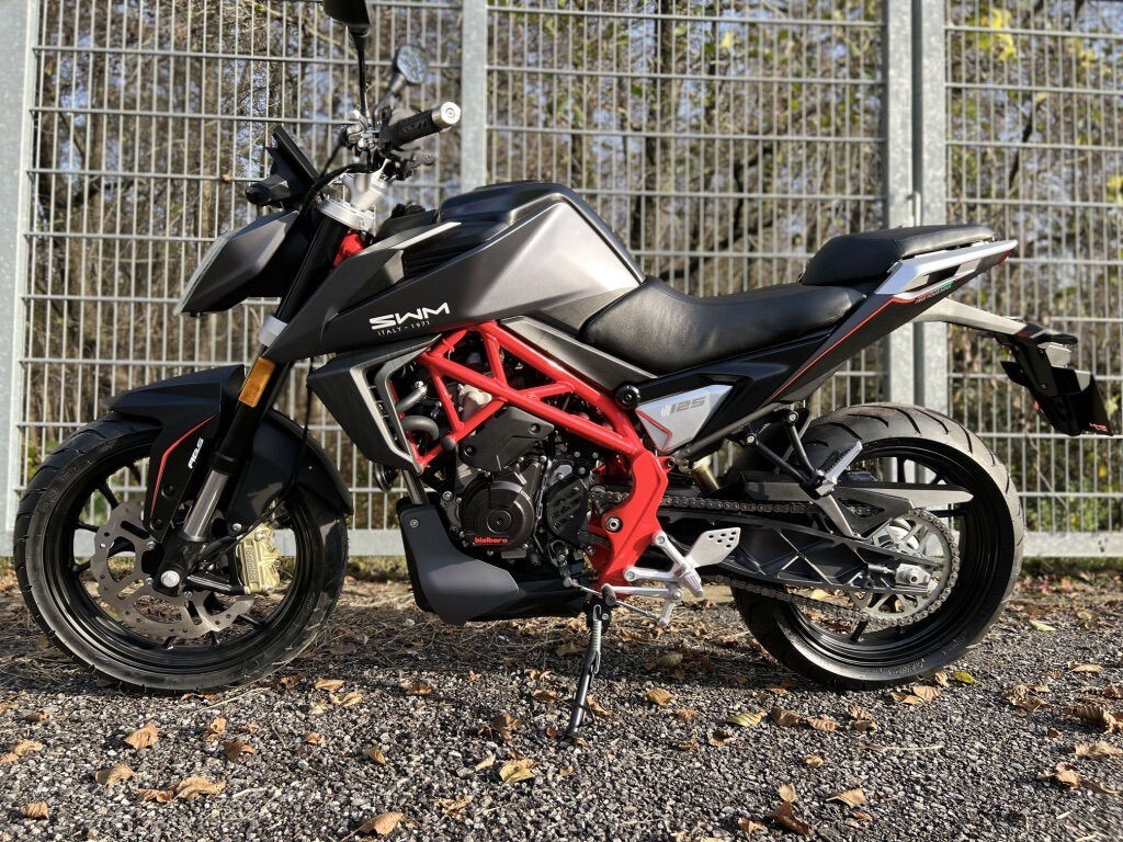 <div class='descrGalleryTitle'>SWM VA125Z</div><div class='descrGalleryText'><p>La sorella piccola della nuova famiglia è la <b>VA125Z</b>, che si caratterizza per il design moderno e affilato, il motore monocilindrico da 124,7 cc per 11 kw di potenza, e una ciclistica identica a quella della 400: forcella, monoammortizzatore, freni e pneumatici sono in comune. Cambia il peso (in questo caso è di 136 kg) e la sella è leggermente più alta da terra (820 mm invece di 800 mm).</p>
</div>